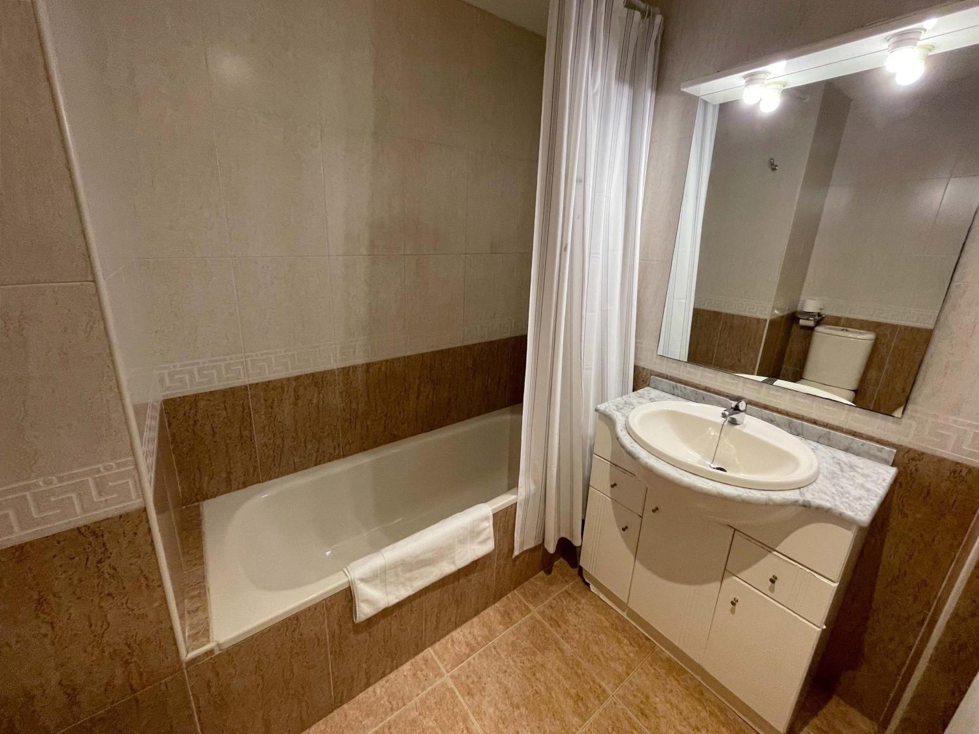 Apartamentos El Pilar Suites 3000 Сарагоса Экстерьер фото